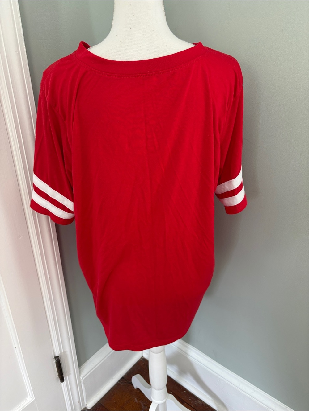 Disney Red Mickey & Minnie Graphic V-Neck Tee Size 2X - Picture 4 of 5